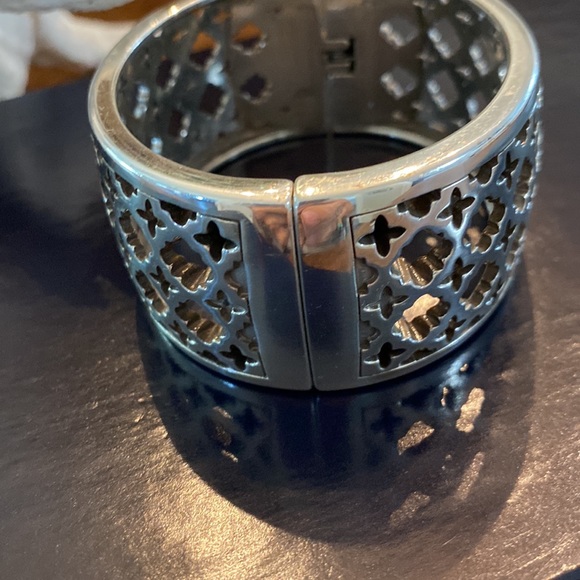 Beautiful magnetic cuff bracelet - Picture 3 of 7